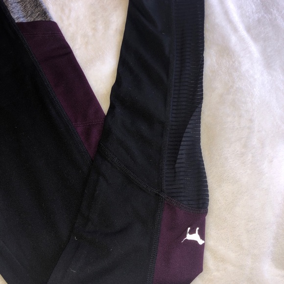 Victoria’s Secret Ultimate Leggings Black/Purple - Picture 3 of 4